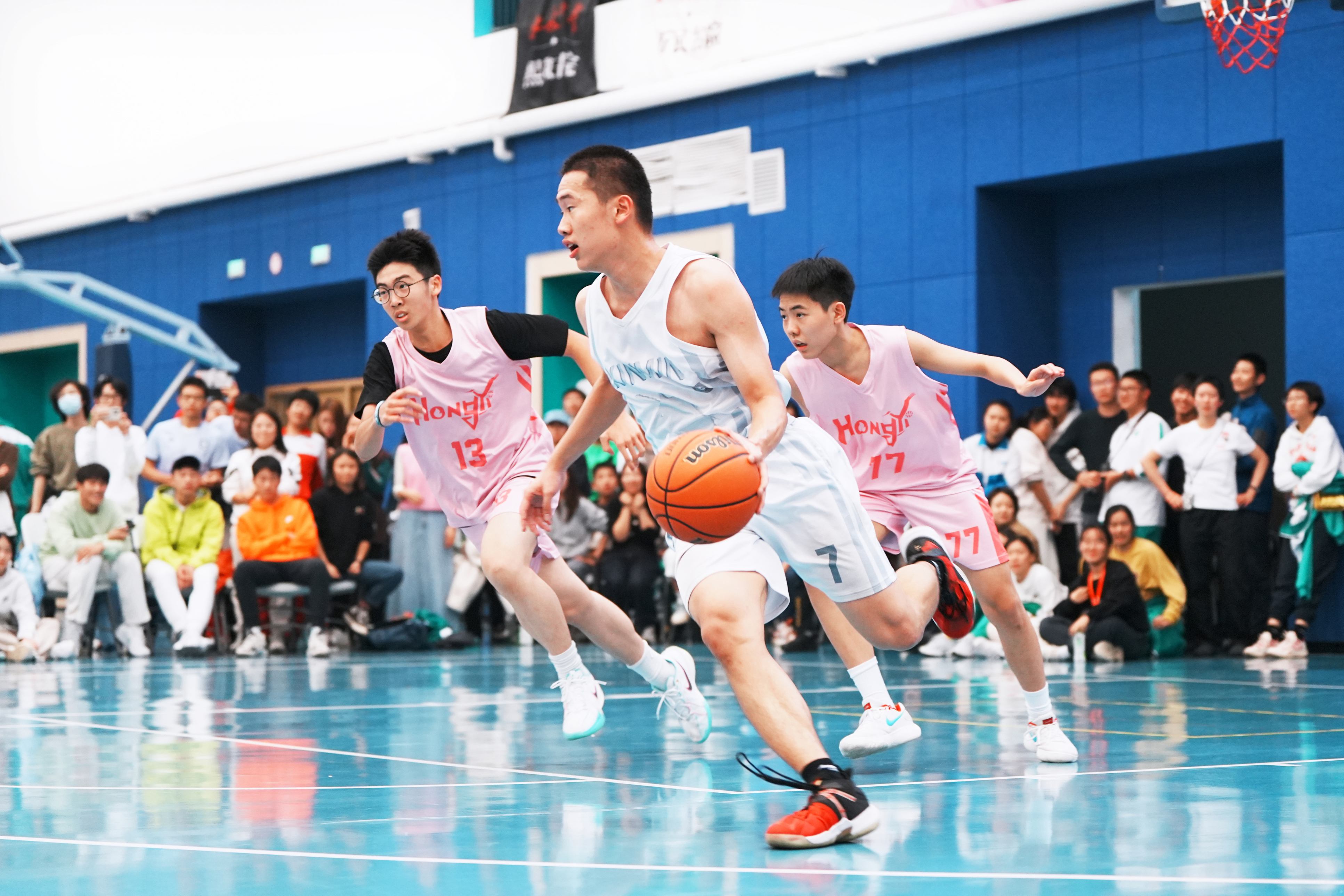 关于高校篮球联赛火热进行，大学生热情高涨的信息