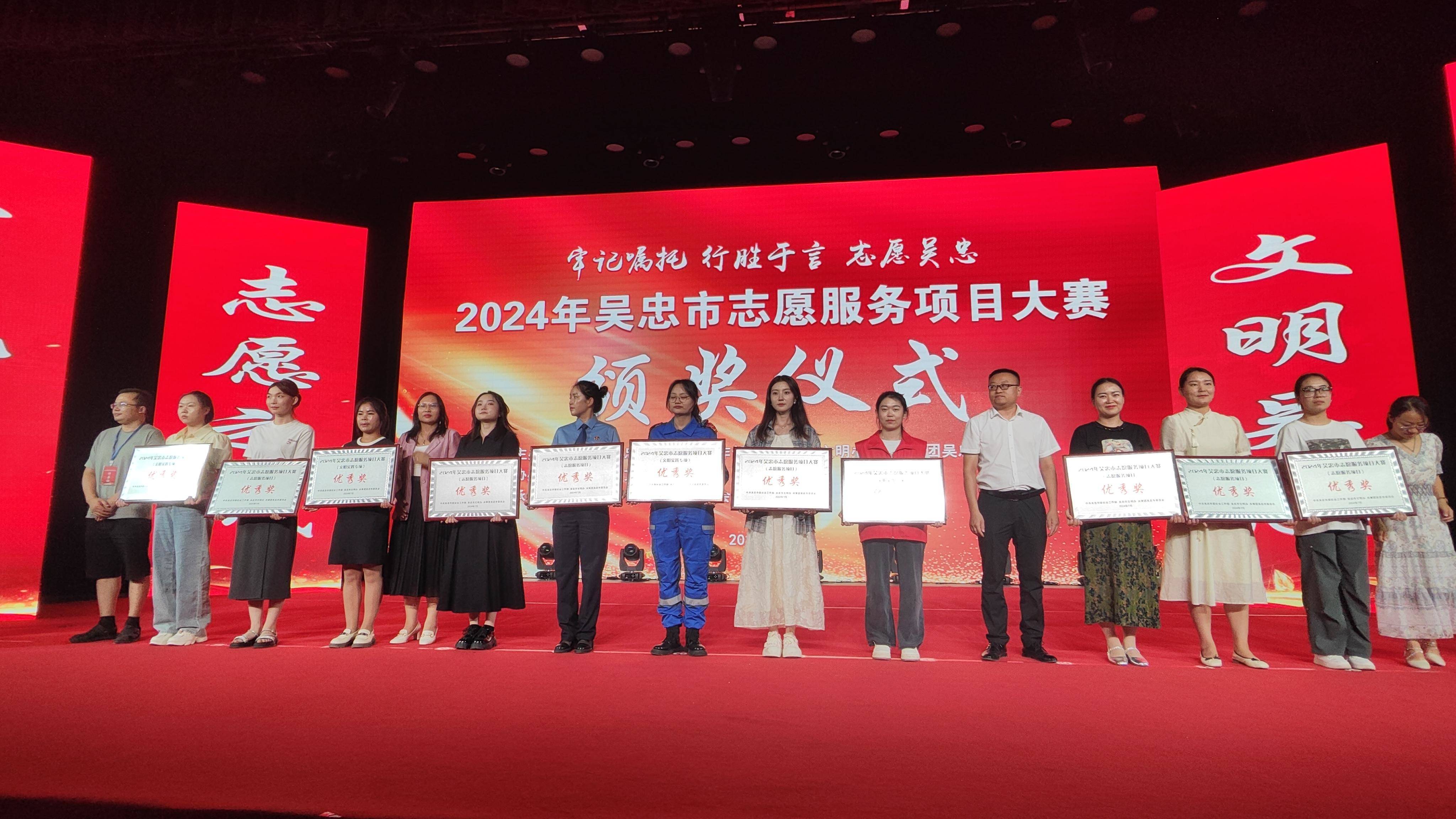 包含赛事现场粉丝互动不断，志愿者服务周到的词条