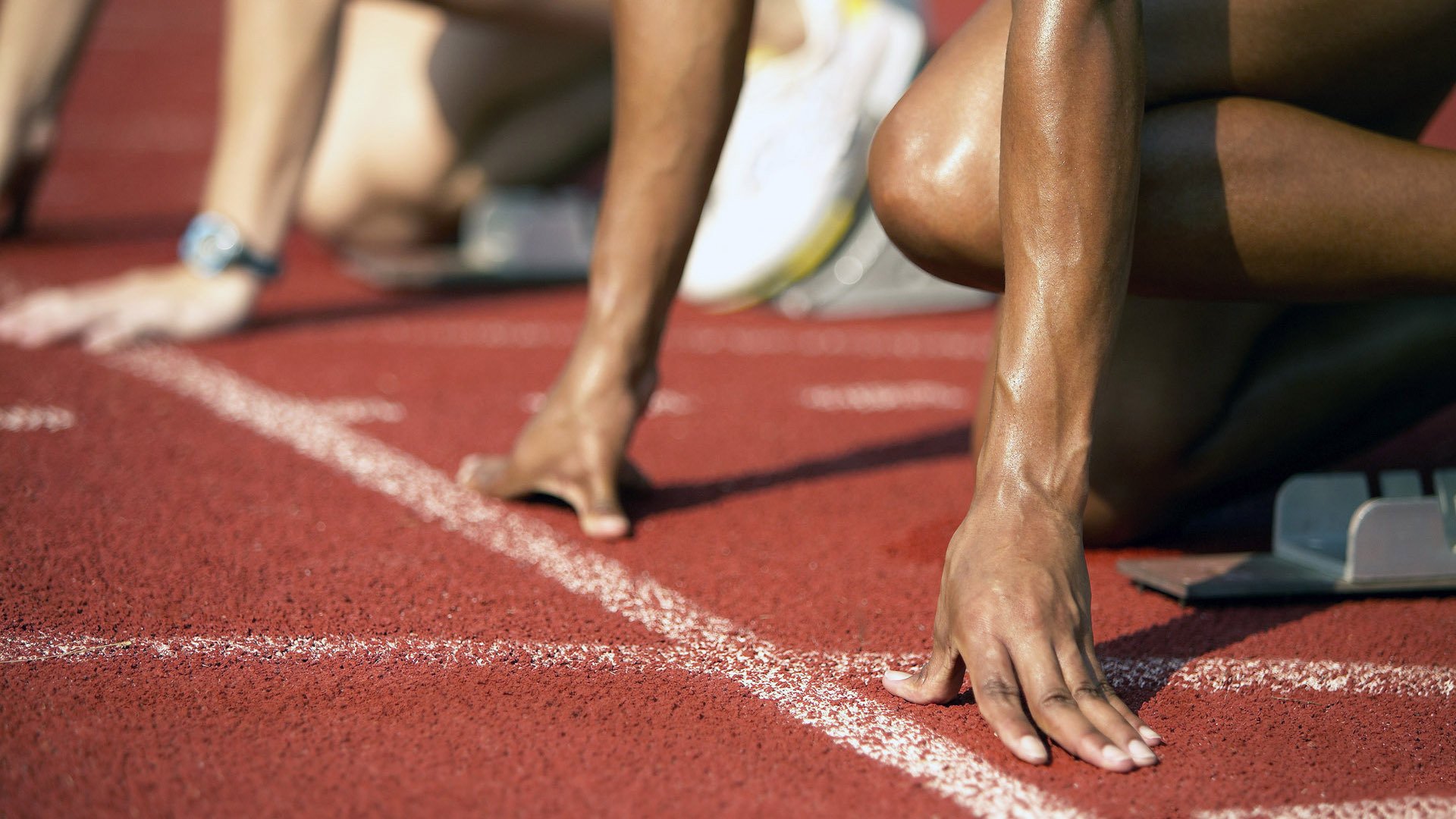 意大利骑手吉尔·托马斯在2024年国际马术联合会障碍赛世界巡回赛中获得个人第六名,表现出色。